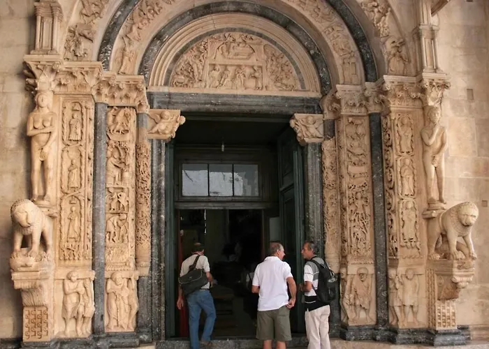 Bella Τρογκίρ